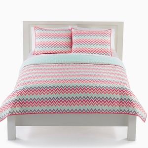 FULL Reversible coral quilt comforter/ 2 shams!